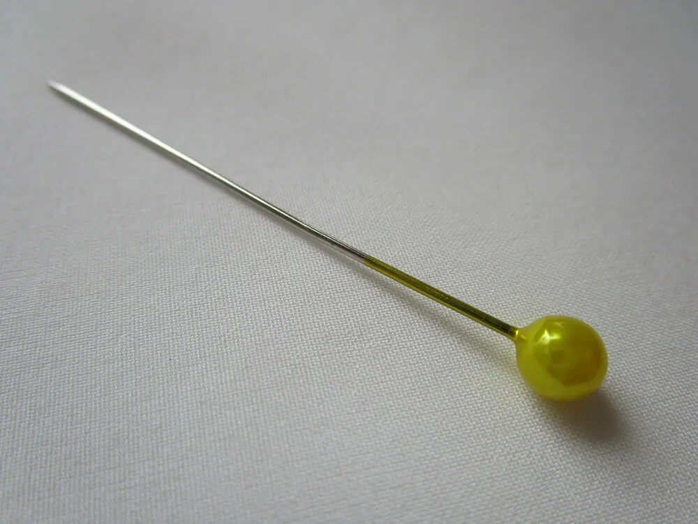 Špendlík ozdobný "žltý" - 55