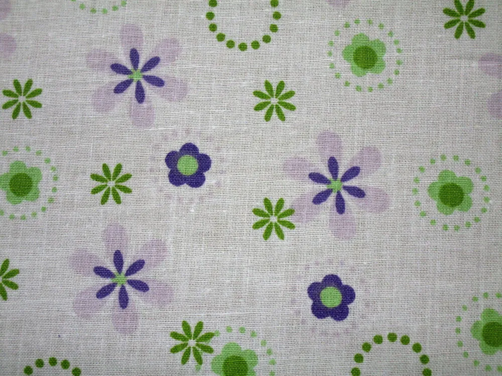 Bavlna biela "zelené a fialové kvety"