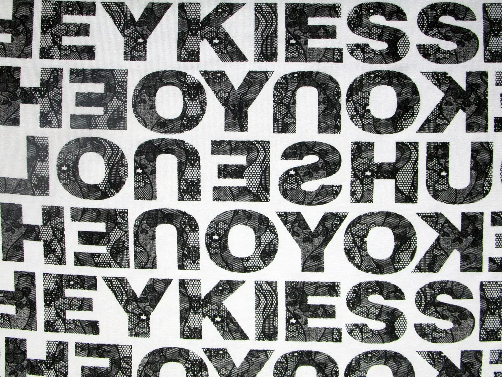 Úplet biely "čierne písmená"