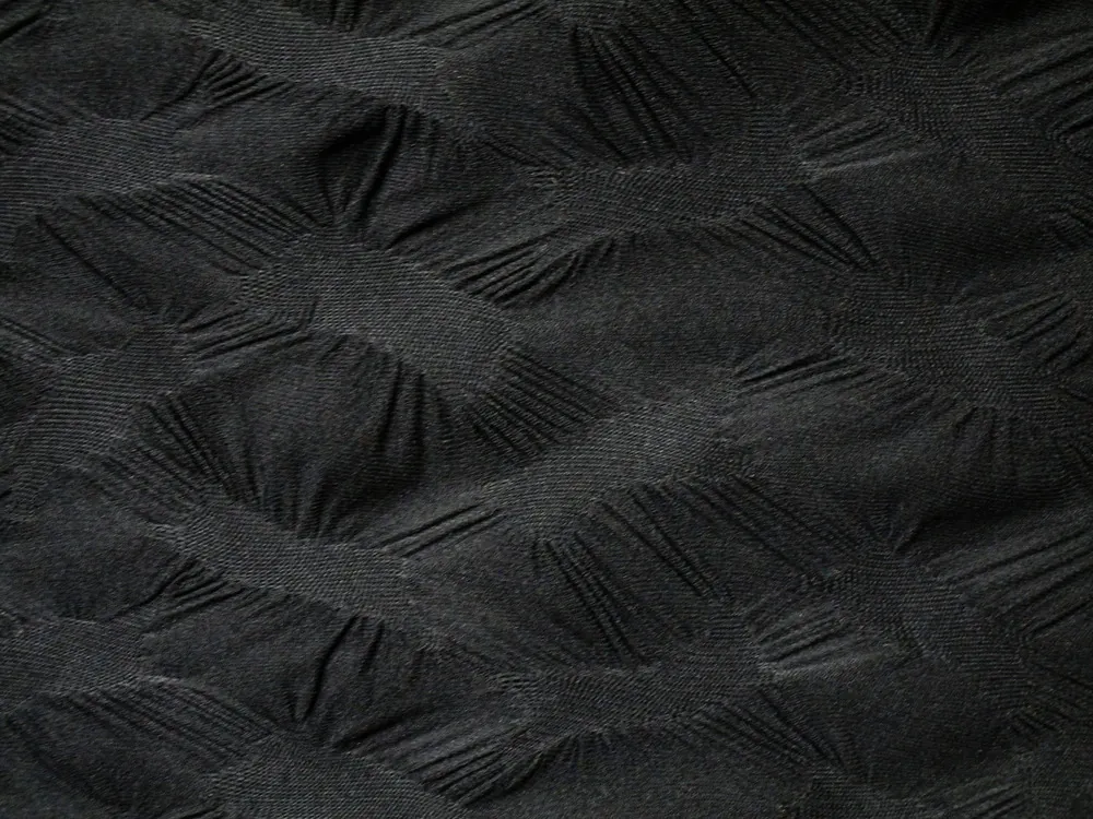 Úplet čierny "plastický vzor"