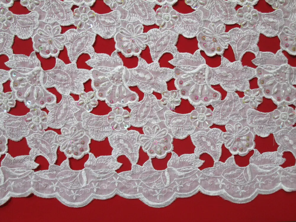 Krajka smotanová "kvety s flitrami a korálikmi"