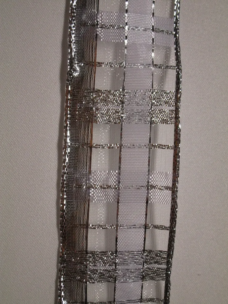 Dekoračná stuha s drôtikom "bielo-strieborné káro" - 40 mm