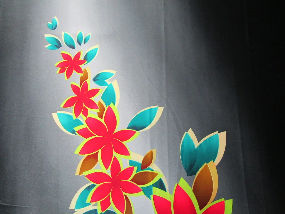 Satén sivý "červený kvet" 