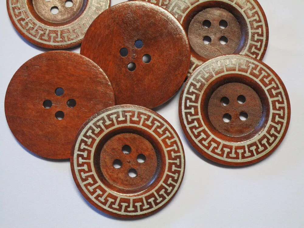 Gombík drevený hnedý "rímsky vzor" - 57 mm