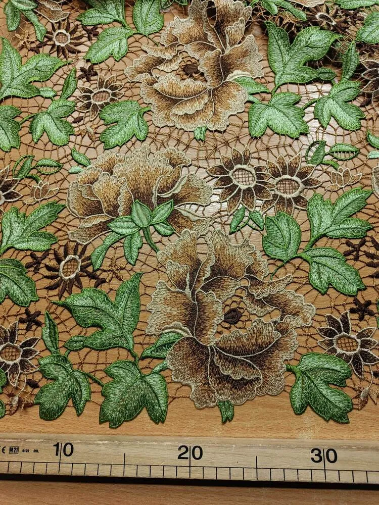 Krajka "béžovo-hnedé kvety, zelené listy"