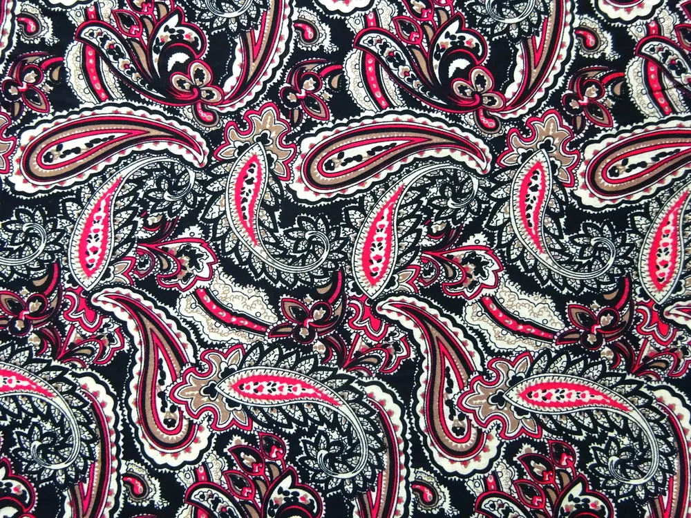 Šatovka čierna "béžovo-červený kašmírový vzor"