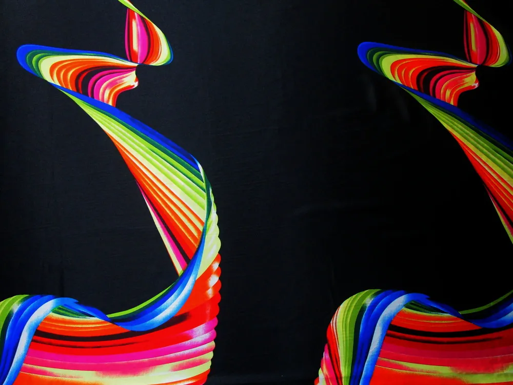 Satén čierny "farebná vlnovka" 