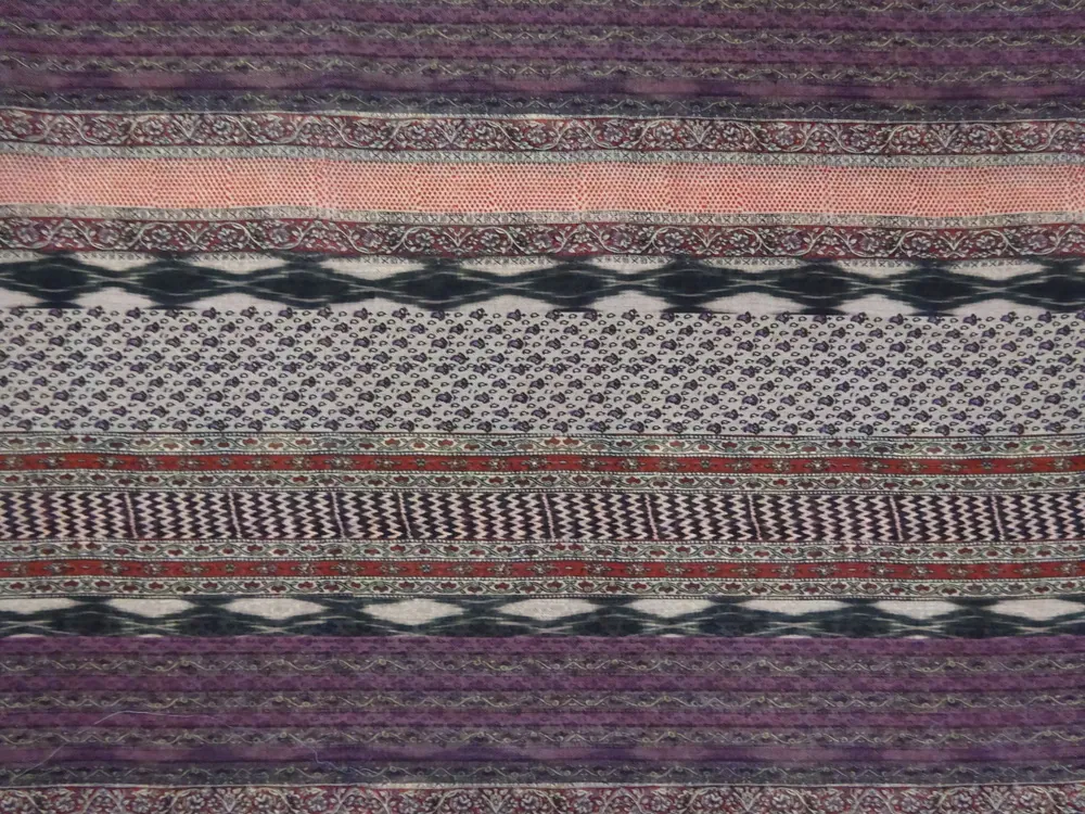 Šifón béžová "červeno-fialový vzor" 