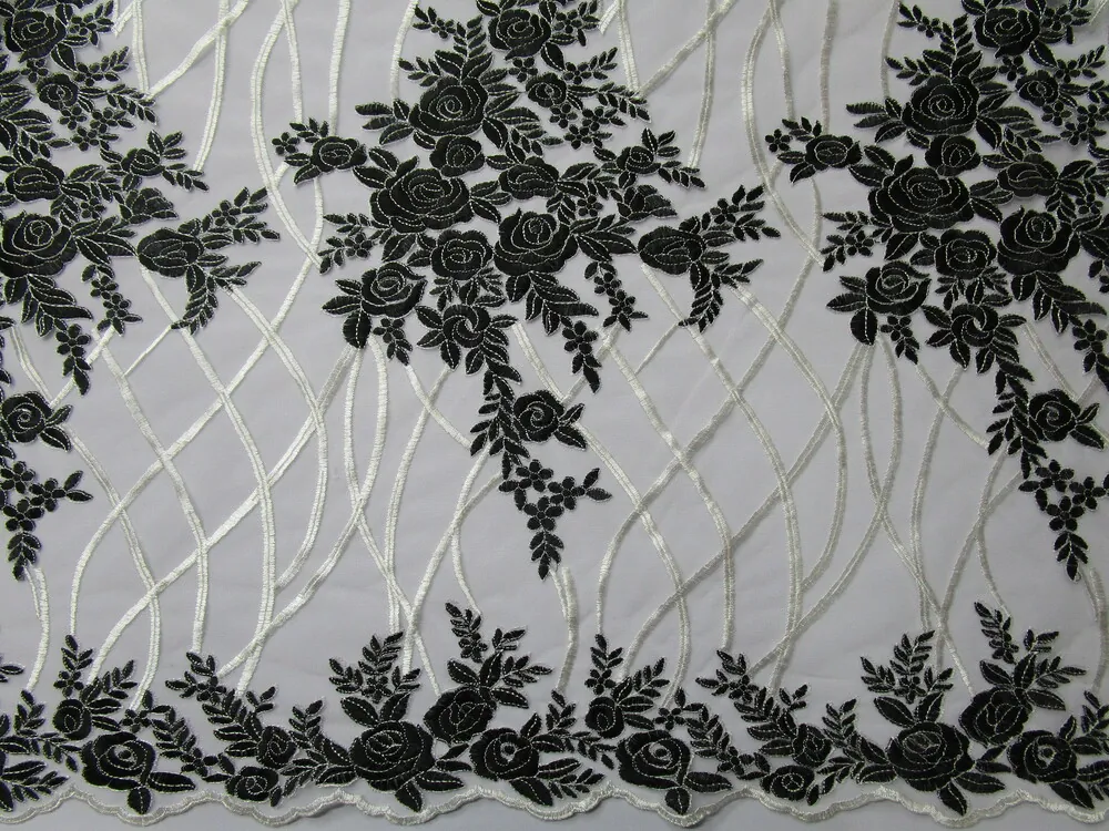 Vyšívaný tyl biely "smotanové čiary, čierne kvety"