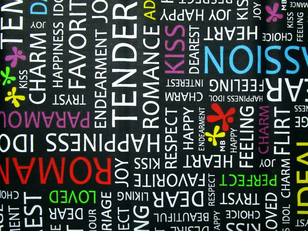 Poťahovka čierna "nápisy, fliačiky"