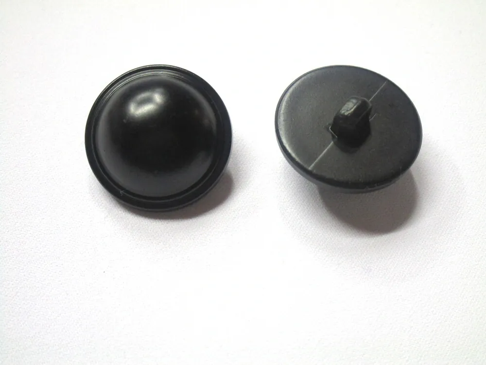 Gombík čierny "vypuknutý" 