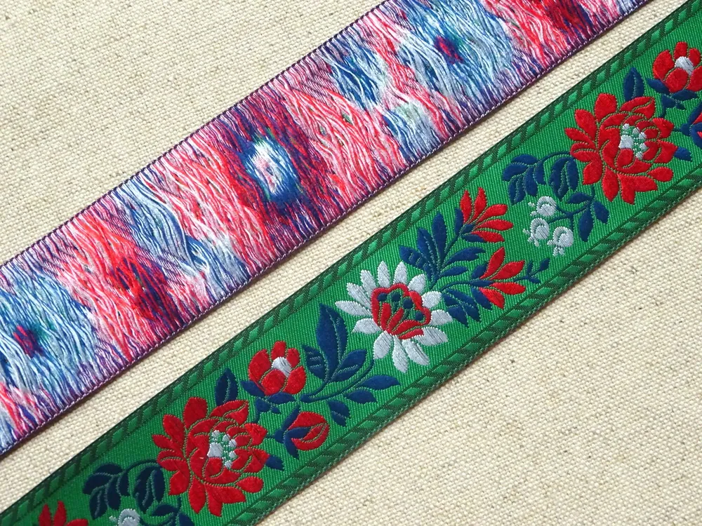 Stuha krojová zelená "biele a červené kvety" - 3,5 cm