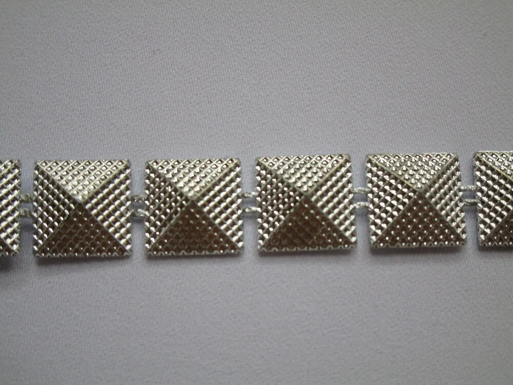 Borta strieborná "pyramída"