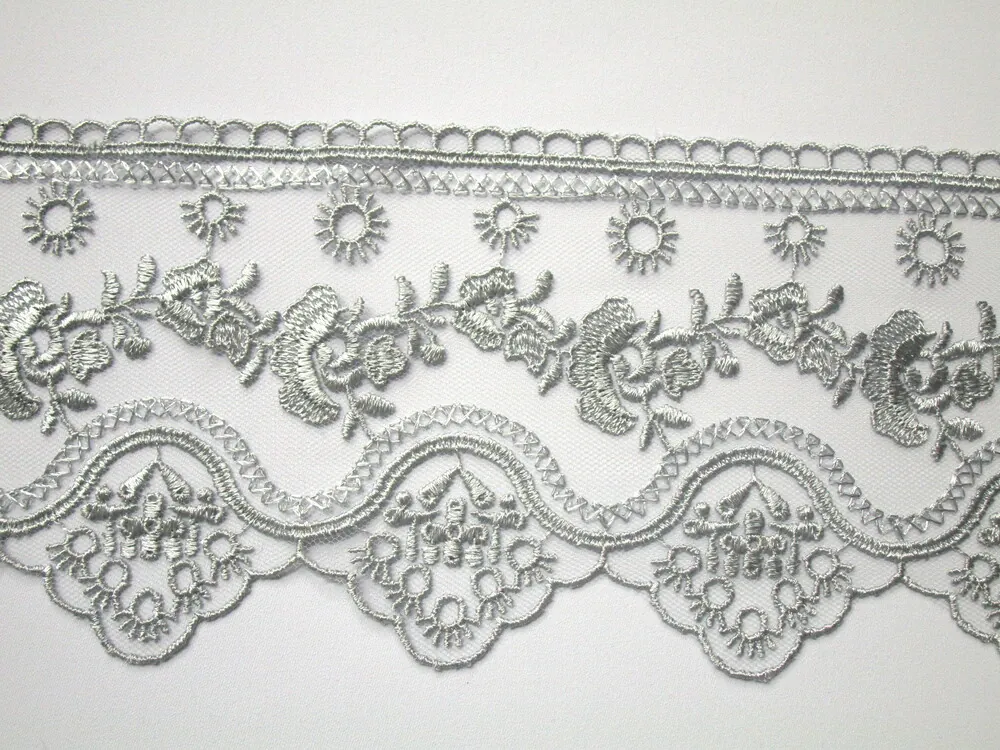 Borta na tyle sivá "vyšívané kvety" 