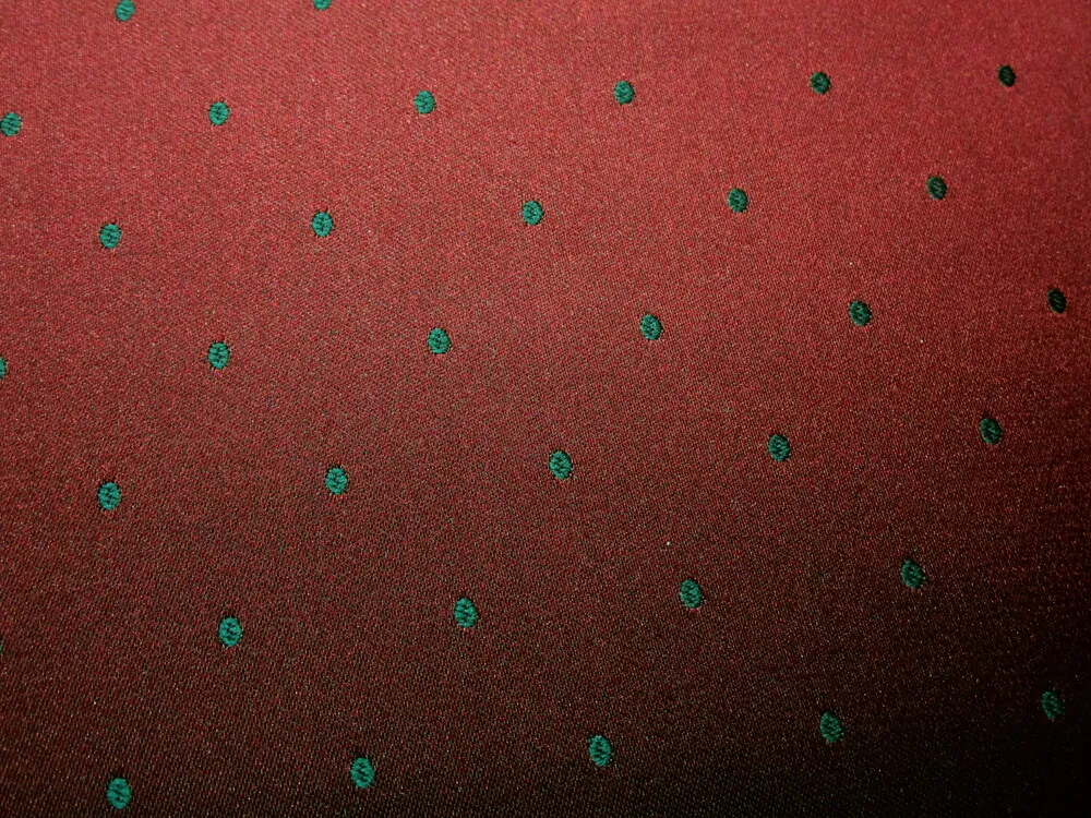 Satén bordó "zelené bodky" 
