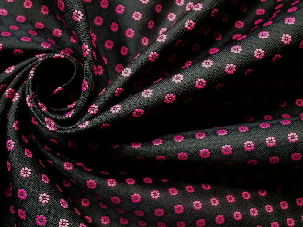 Kravatovina čierna "cyklaménové kvety" 