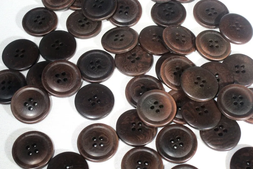 Gombík tmavohnedý "melír"