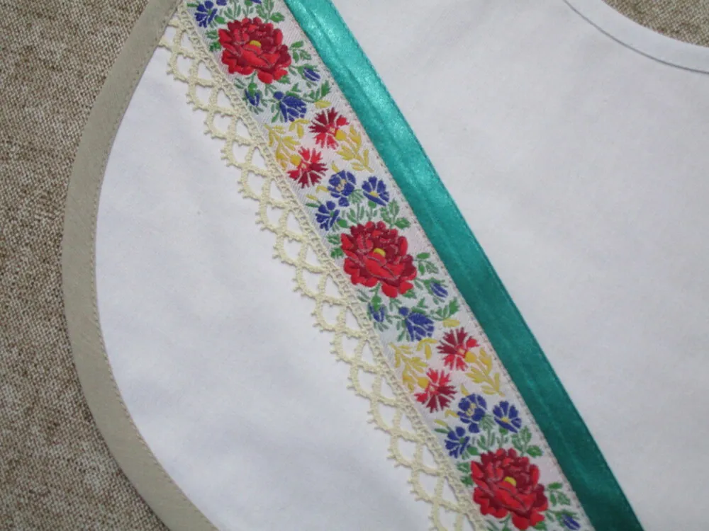 Podbradník zelený "Disney postavičky" 