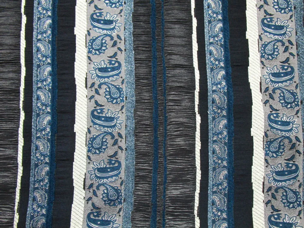 Žakard sivo-čierny "kašmírový vzor, pásik"