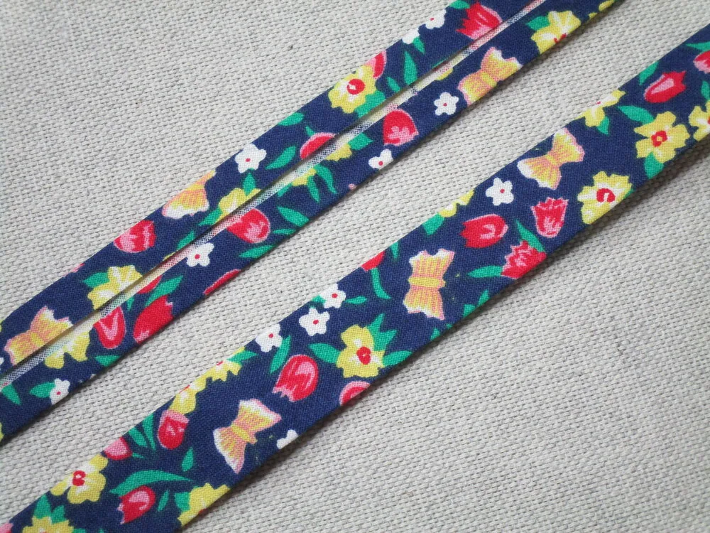 Šikmý prúžok bavlnený tmavomodrý "kvety" - 17 mm