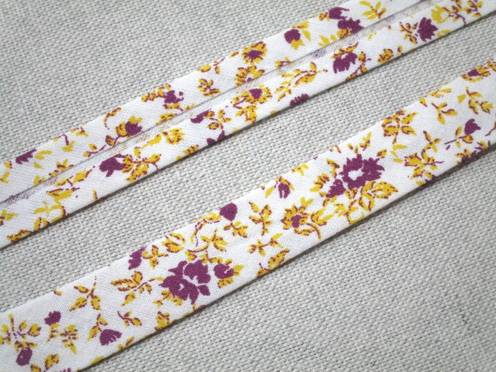 Šikmý prúžok bavlnený biely "kvety" - 18 mm 