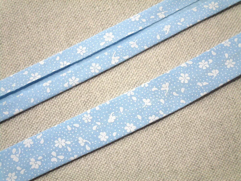 Šikmý prúžok bavlnený modrý "biely kvet" - 18 mm