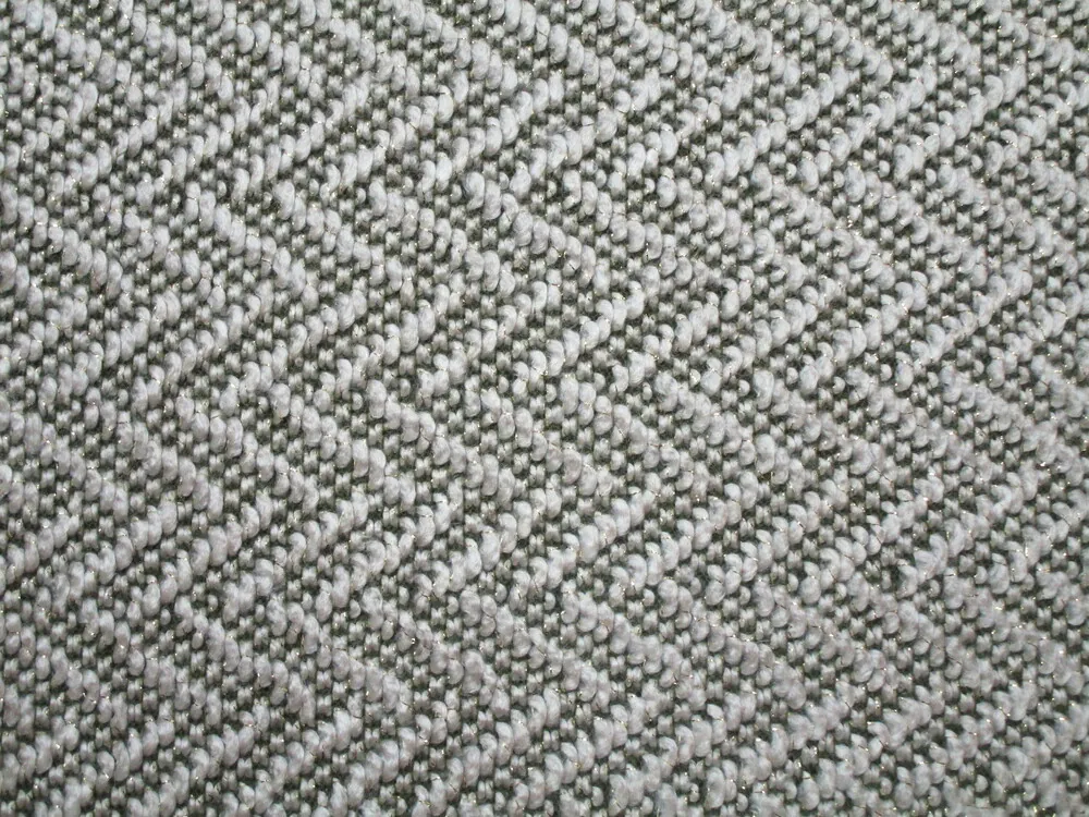 Svetrovina sivo-zelená "cik-cak pretkávaný zlatou nitkou"