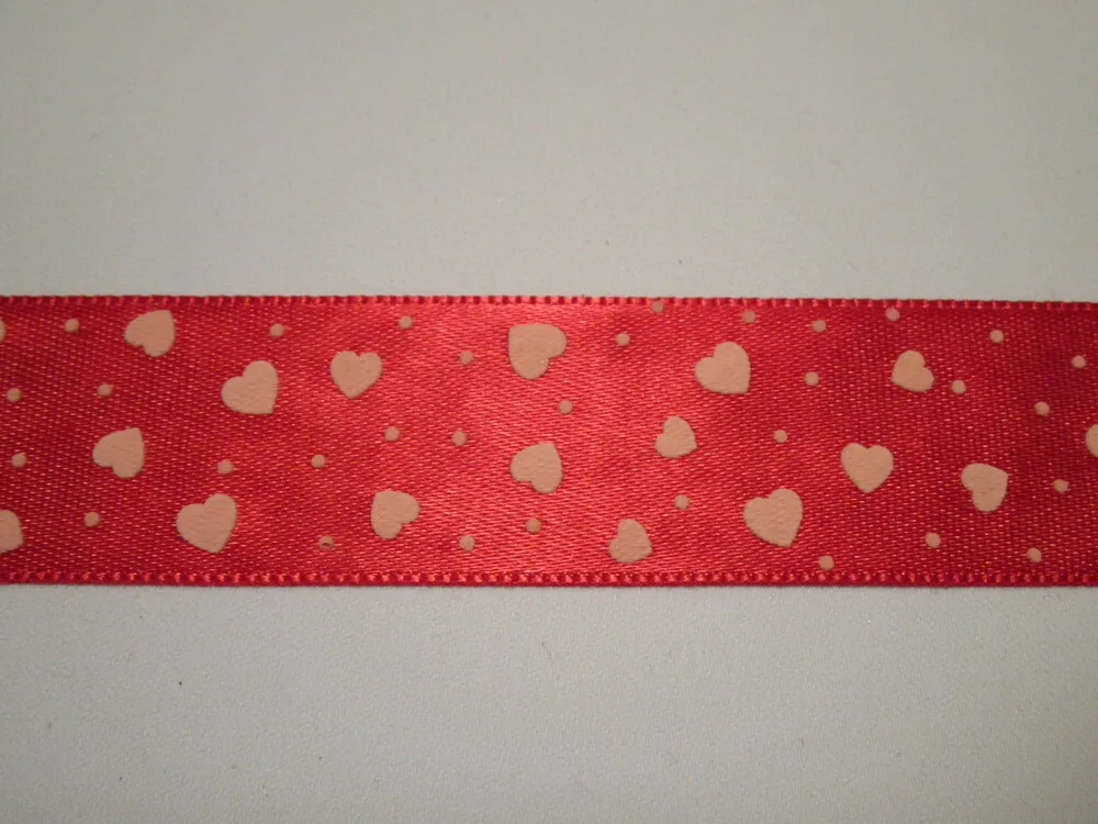 Stuha atlasová červená "plastické srdiečka" - 24 mm