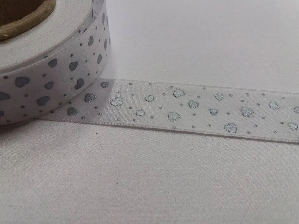 Stuha atlasová biela "plastické srdiečka" - 24 mm