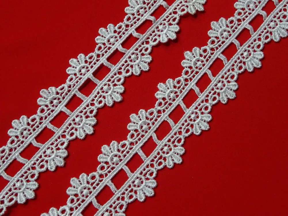 Borta biela "kvety v dvoch radoch"