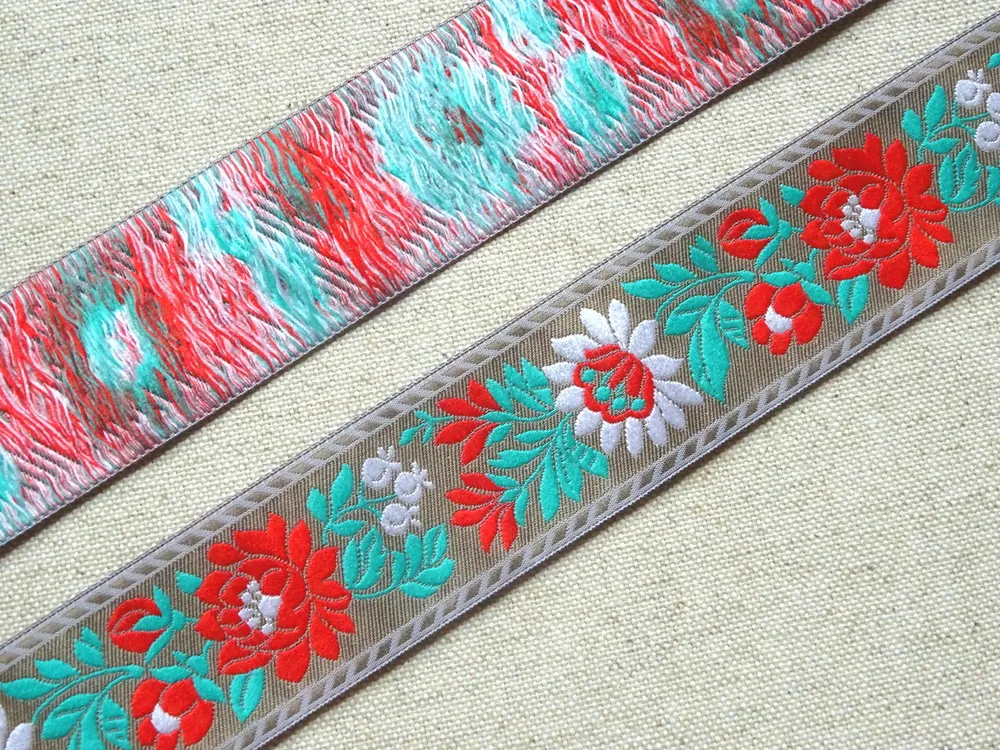 Stuha krojová svetlohnedá "biely a červený kvet" - 3,5 cm 