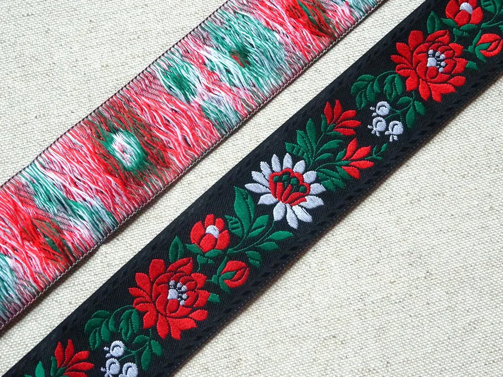 Stuha krojová čierna "biely a červený kvet" - 3,5 cm 