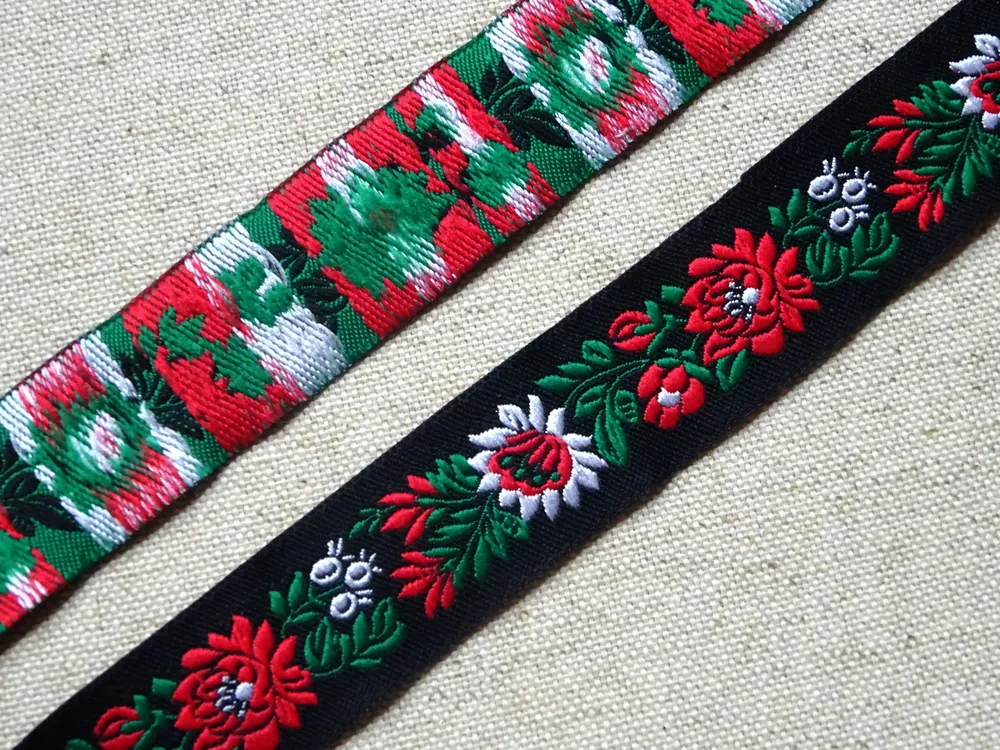 Stuha krojová čierna "biely a červený kvet" - 1,4 cm 