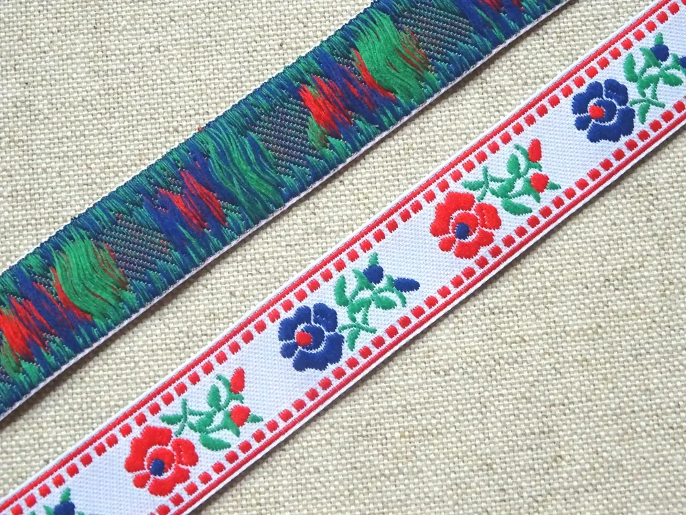 Stuha krojová biela "červený a modrý kvet" - 1,9 cm 