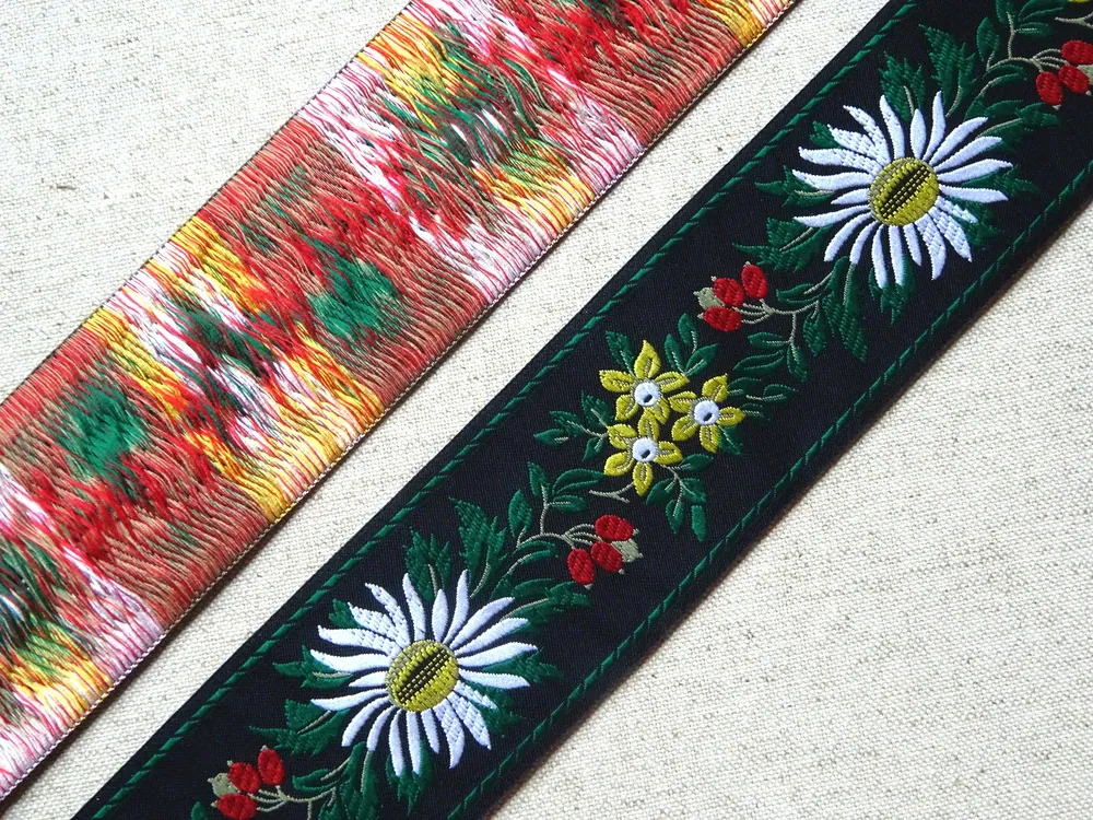 Stuha krojová čierna "biely a žltý kvet" - 5,5 cm 