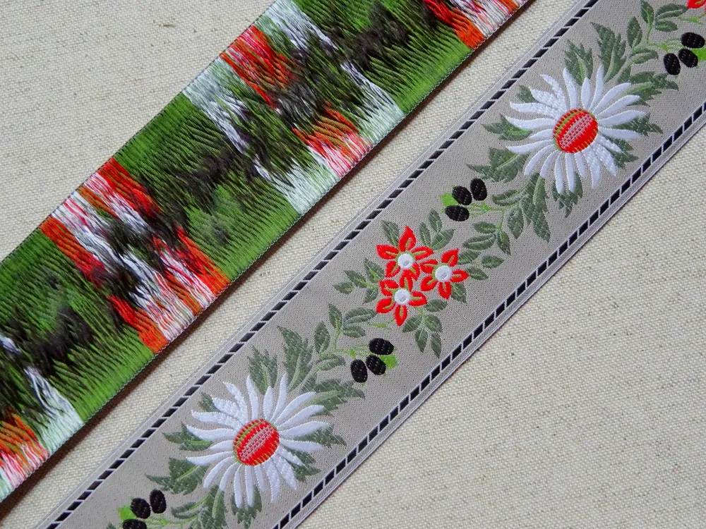 Stuha krojová béžová "biely a červený kvet" - 5,5 cm 