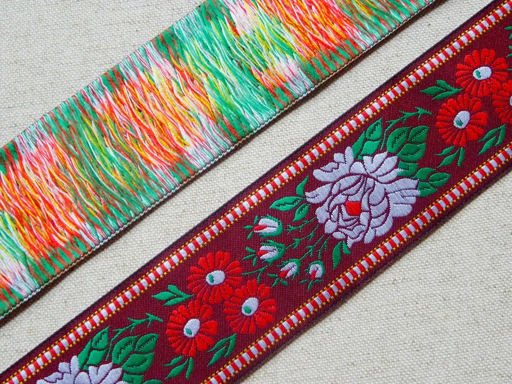 Stuha krojová vínová "biely a červený kvet" - 4,5 cm