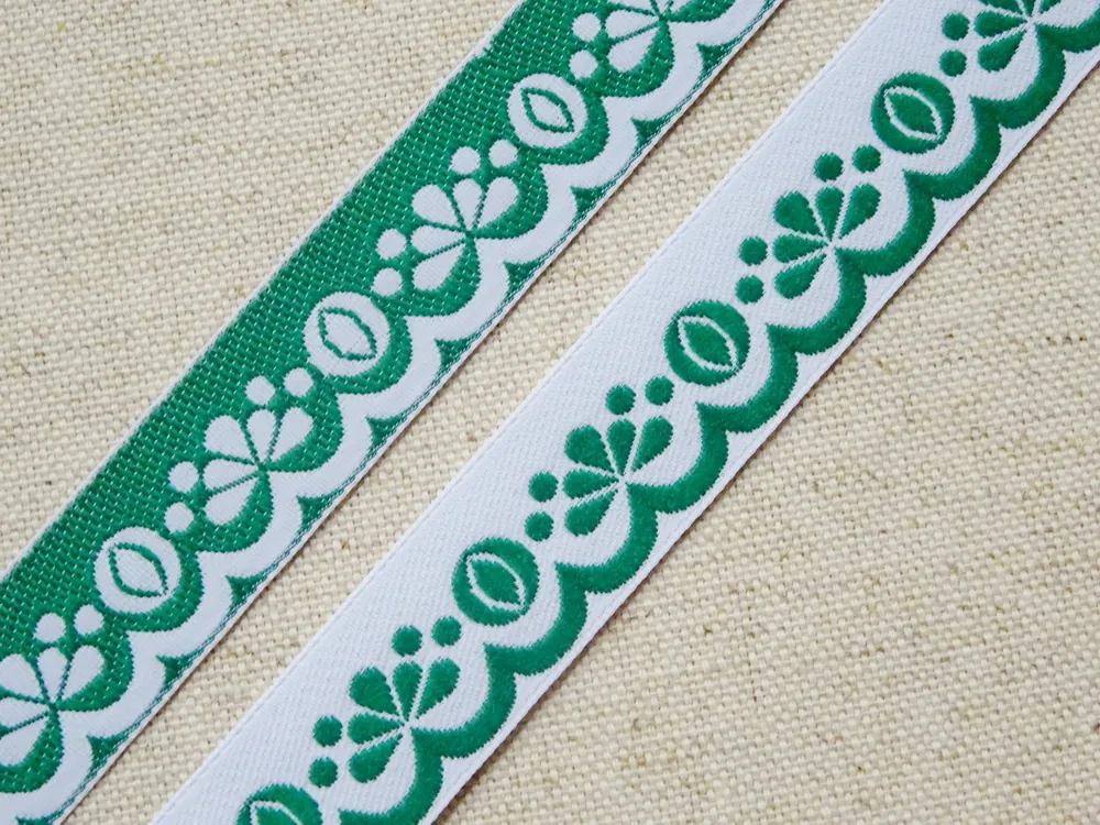 Stuha krojová biela "zelený motív" - 1,9 cm 