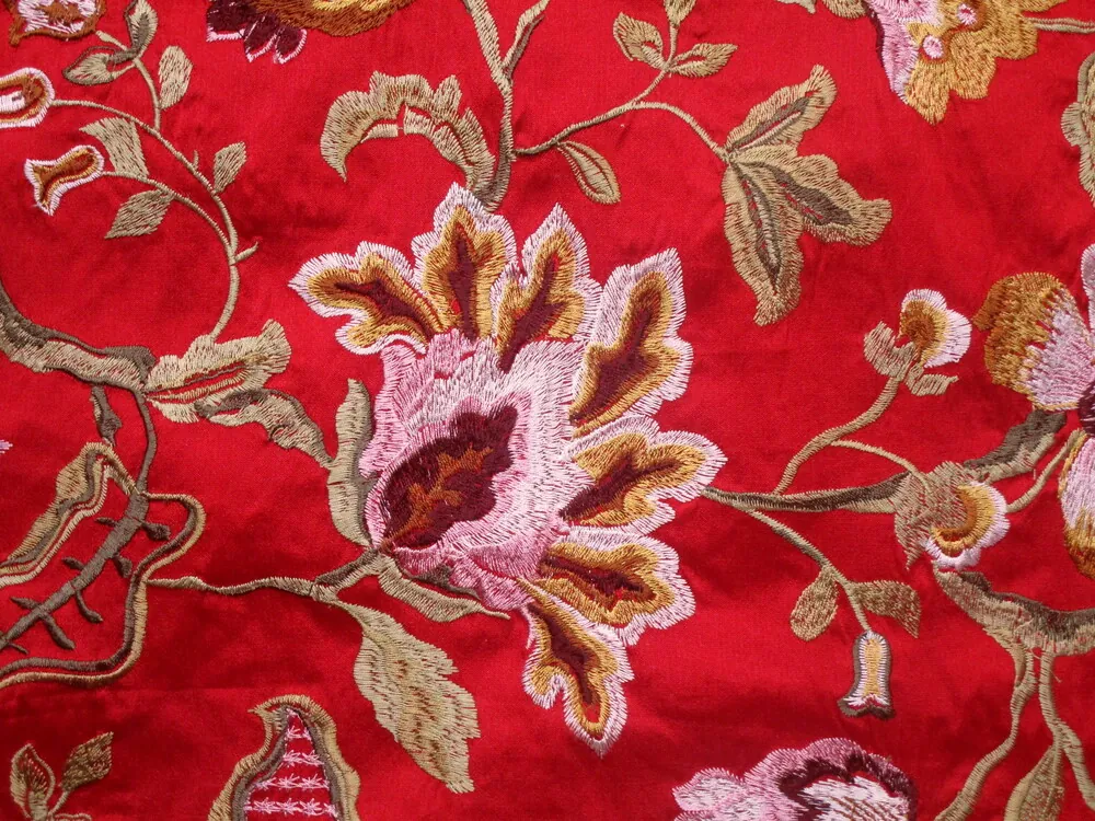 Hodváb červený "vyšívané kvety" 