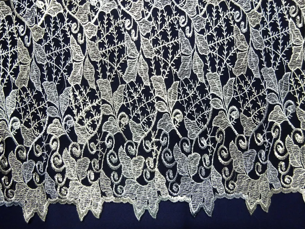 Vyšívaný tyl čierny "sivo-modré listy"