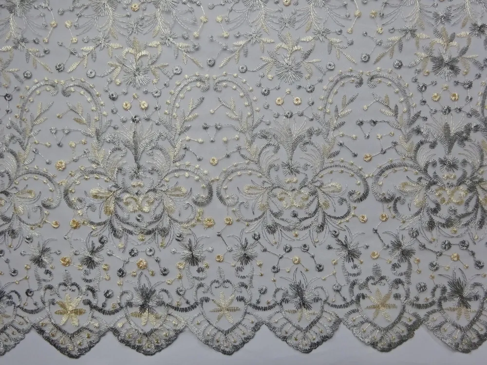 Vyšívaný tyl sivý "sivý a pomarančový vzor" 