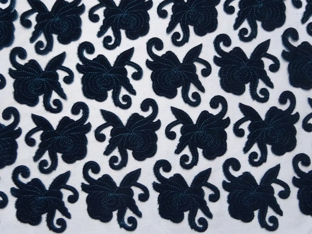 Vyšívaný tyl smaragdovomodrý "zamatový kvet" 