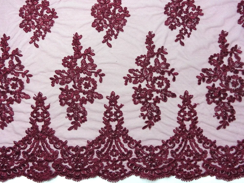 Vyšívaný tyl vínový "kvety, ozdobný okraj" 