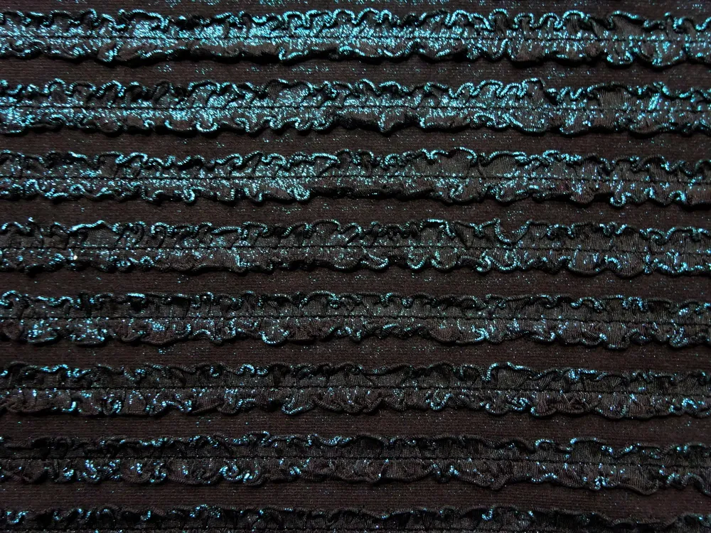 Úplet čierny "tyrkysovo-čierny plastický volánik" 