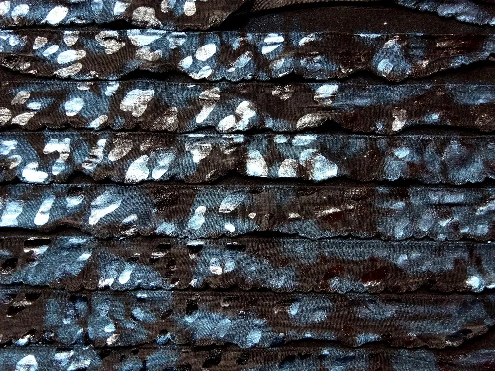 Úplet čierny "modro-čierne plastické vlnovky" 