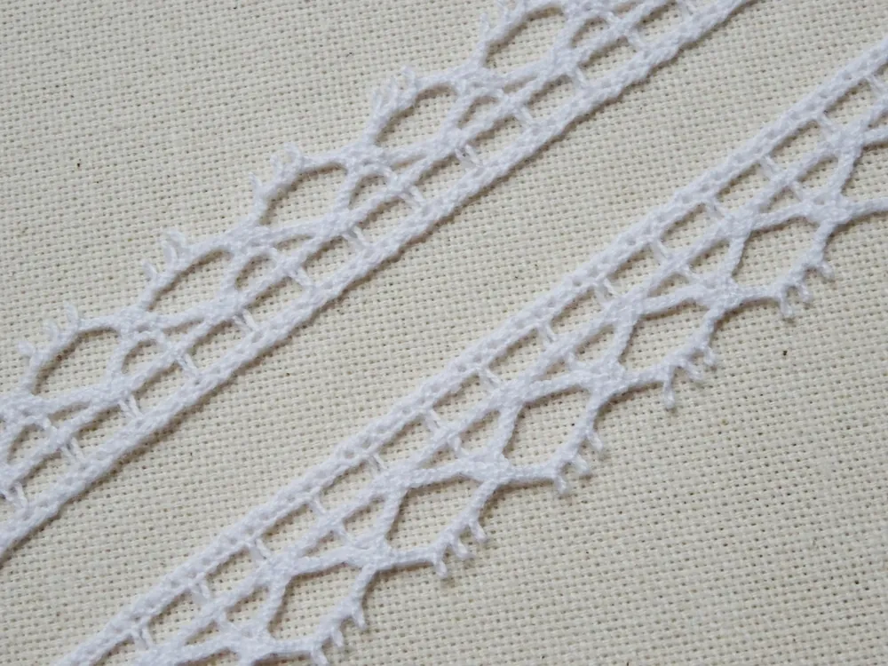 Borta biela "vzorovaná" 