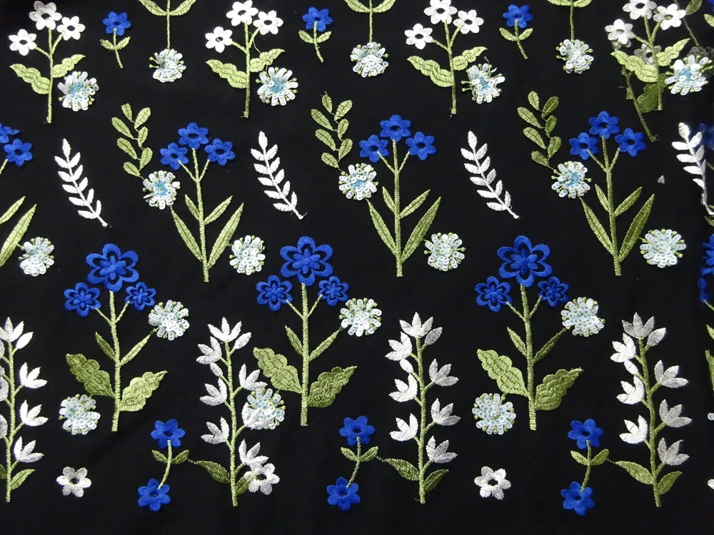 Vyšívaný tyl čierny "kvety, flitre" 