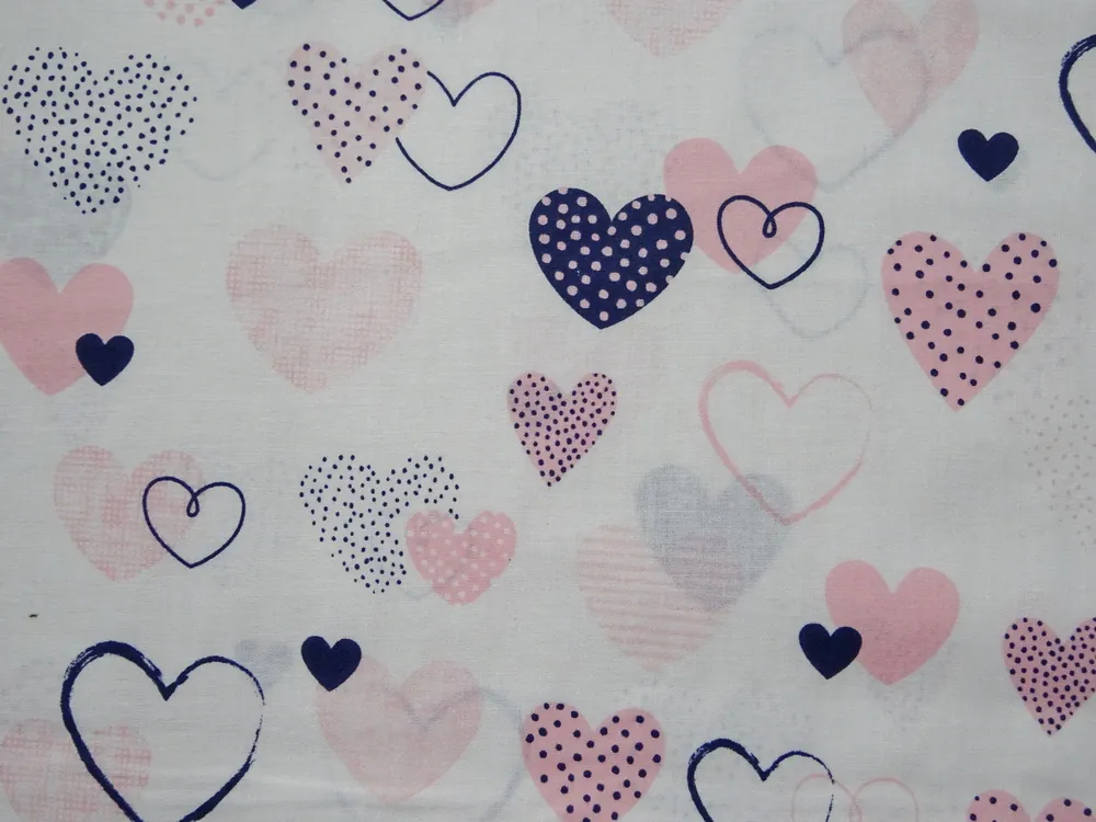 Bavlna biela "ružové a modré srdiečka" 