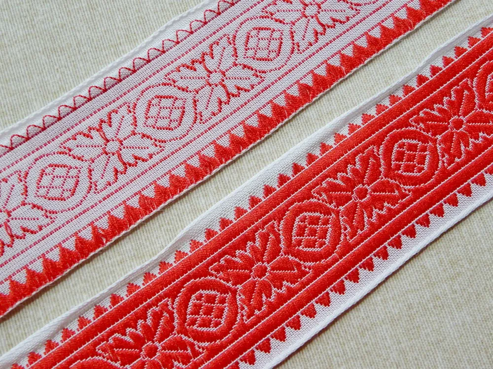Stuha krojová biela "červený vzor" - 4,5 cm 