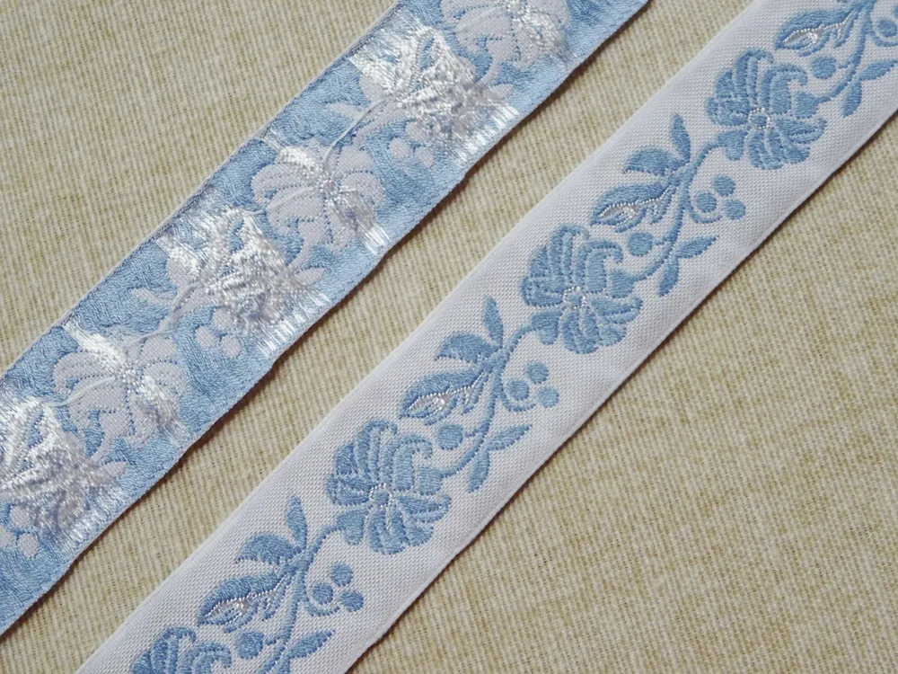 Stuha krojová biela "svetlomodrý kvet" - 2,5 cm 